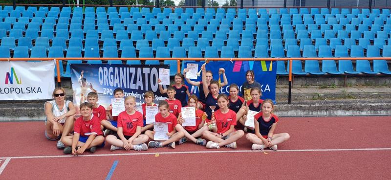 Kolejne sportowe sukcesy na koncie uczniów ze Szkoły Podstawowej w Sękowej na szczeblu rejonowym!
